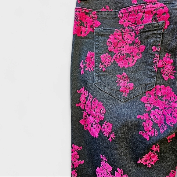 Tinsel Denim Couture Floral Skinny Jeans in Black and Fuschia,  Size 27 - Picture 5 of 7